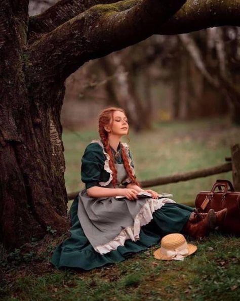 Farmer Girl Aesthetic, Cottagecore People, Cottagecore Style Outfits, Cottagecore Fashion, Cottagecore Style, Elegant Feminine, Outdoor Photoshoot, Anne Of Green Gables, Green Gables