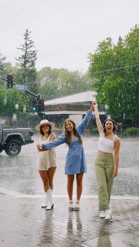 Cute Instagram Pictures Rainy Day, Instagram Picture Ideas Rainy Day, Aesthetic Friend Photoshoot, Rain Photoshoot Friends, Rain Pictures Instagram, Dancing In The Rain Aesthetic Friends, Girls Day Out Aesthetic, Rainy Day Photoshoot Ideas, Rainy Day Poses Photo Ideas