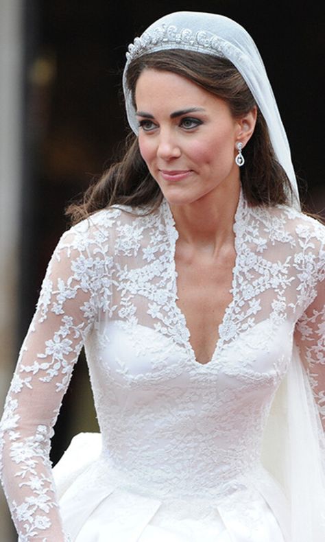 Kate Middleton's wedding dress from every angle – all the photos - Photo 3 Alexander Mcqueen Wedding Dresses, Kate Middleton Wedding Dress, Country Style Wedding Dresses, Princesa Elizabeth, Düşes Kate, Middleton Wedding, Kate Middleton Wedding, White Lace Wedding Dress, Celebrity Wedding Dresses