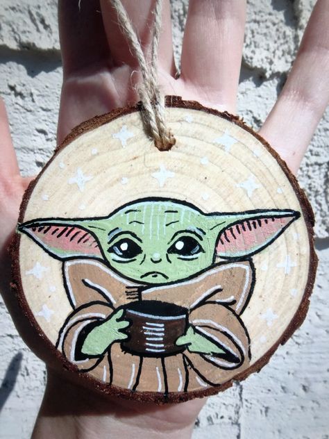 Star Wars Ornament, Star Wars Ornaments Diy, Starwars Ornaments, Wood Diy Gifts, Circle Wood Painting Ideas, Wood Slice Art Paint, Wood Circle Ornaments, Painting On Wood Slices, Yoda Ornament