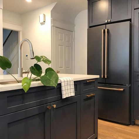 Kitchen Cabinets With Black Appliances, Dark Brown Kitchen Cabinets, Ge Cafe Appliances, Dark Brown Kitchen, Black Fridges, Black Appliances Kitchen, Brown Kitchen Cabinets, Black Appliances, Brown Kitchens