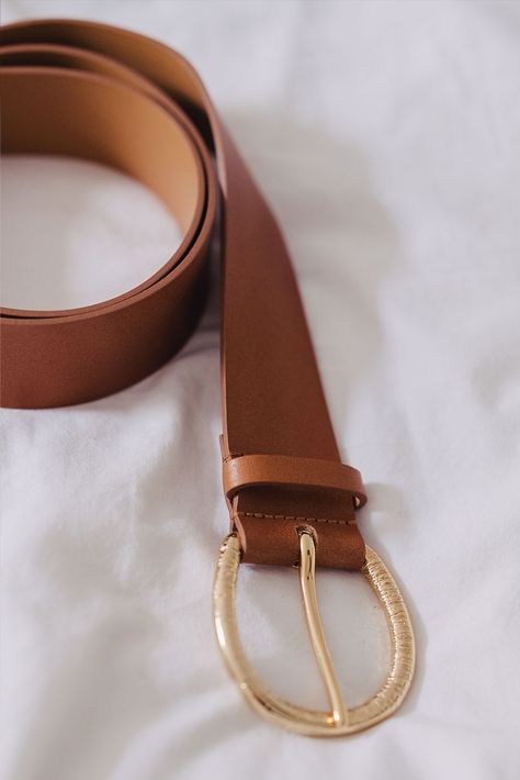 Pensée pour accessoiriser vos tenues !
- Ceinture réglable
- Boucle dorée
- Largeur : 4cm
- Longueur : Taille S/M, 80cm - Taille M/L, 90cm
Prendre sa taille habituelle (ceinture de pantalon et de taille) Leather Bracelet, Camel, Leather