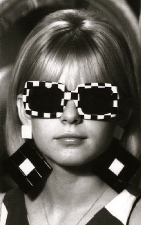 1960's Accessories: sunglasses were popular in the 1960s. Many popular shapes were round, square or even cat eye. Bright colors or op art inspired glasses were popular. Fashion 60s, France Gall, Mary Quant, Fashion 1960s, Swinging Sixties, Sixties Fashion, 60s Mod, Retro Mode, Wearing Glasses