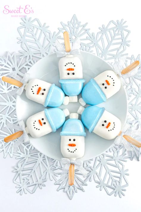 Snowman Cakesicles are just as adorable, as they are delicious! A treat for everyone - and great for gifting! Cakesicles include vanilla and chocolate cake dipped in white chocolate. These delicious desserts are then expertly hand decorated as snowmen. Everyone will love these shareable, cake-filled treats this holiday season. Perfect for gift-giving this holiday season, these whimsical treats are individually wrapped and adorned with glittery silver bows. Snowman Cakesicles, Frozen Cakesicles, Birthday Cakesicles, Christmas Cakesicles, Whimsical Treats, Vanilla And Chocolate Cake, Snowman Treats, Cake Dip, Halloween Cake Pops