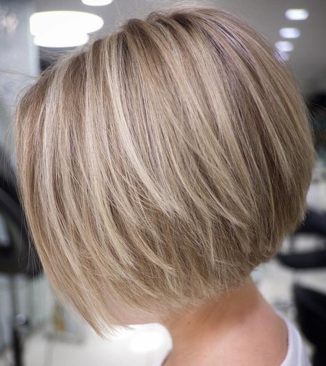 Straight Textured Creamy Blonde Bob Celebrity Short Hairstyles, Blonde Balayage Bob, Cute Bob Hairstyles, Short Layered Bob Haircuts, Κούρεμα Bob, Short Layered Bob, Short Layered Bob Hairstyles, Layered Bob Short, Layered Bob Haircuts