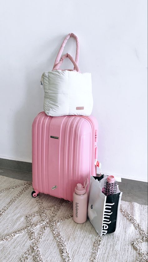 Airport Luggage, Air Port Outfit, Adult Onesie Pajamas, Airport Aesthetic, Nature Iphone Wallpaper, Pink Lifestyle, Learning English For Kids, Handbag Essentials, Girls Tote