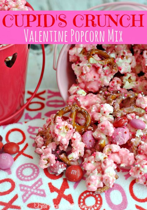 Cupid's Crunch Valentine Popcorn Mix- This Mama Loves. Your family will love this fun recipe for Valentine's Day. Pink Popcorn, Popcorn Mix, Valentines Snacks, Crunch Recipe, Valentinstag Party, Popcorn Party, Valentine Desserts, Valentines Day Desserts, Valentines Day Food