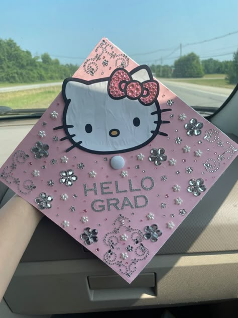 Spiderman Graduation Cap, Hello Kitty Graduation, Hello Kitty And Spiderman, Graduation Cap Decoration Diy, Hello Kitty Imagenes, College Graduation Cap Decoration, Kuromi Sanrio, Diy Graduation Cap, Charmmy Kitty