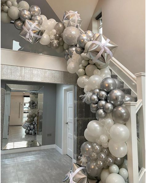 Christmas Decor With Balloons, White Christmas Balloon Garland, Housewarming Christmas Party, White And Silver Christmas Decor, Silver Bells Christmas, Christmas Party Backdrop, Elegant Christmas Tree Decorations, Christmas Balloon Decorations, Holiday Balloons