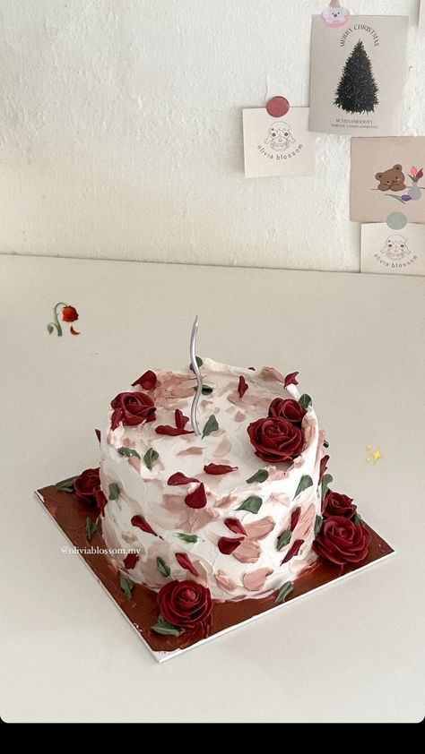 Fruit Covered Cake, Birthday 20 Cake, Red Aesthetic Cake, 20 Th Birthday Cake Ideas, Fondant Birthday Cake Ideas, 20 Birthday Cake Ideas, 20 Cake Birthday, Red Cake Aesthetic, 32 Birthday Cake