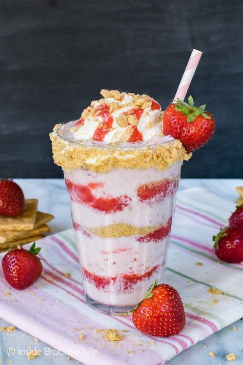 Strawberry Cheesecake Milkshake Recipe, Valentine Milkshake, Fun Milkshakes, Amazing Milkshakes, Smoothies Simple, Simple Drinks, Milkshake Drink, Milkshake Recipe Easy, Paris Bakery