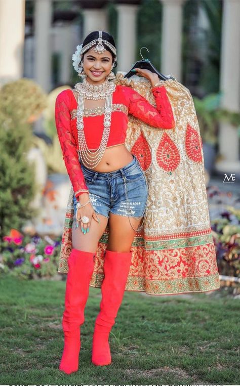 Bride Blouse, Indian Eyes, Bride Top, Animation Wallpaper, Bride Photos, Indian Wedding Photography Couples, Bridal Photography Poses, Indian Bridal Photos, Wedding Lehenga Designs