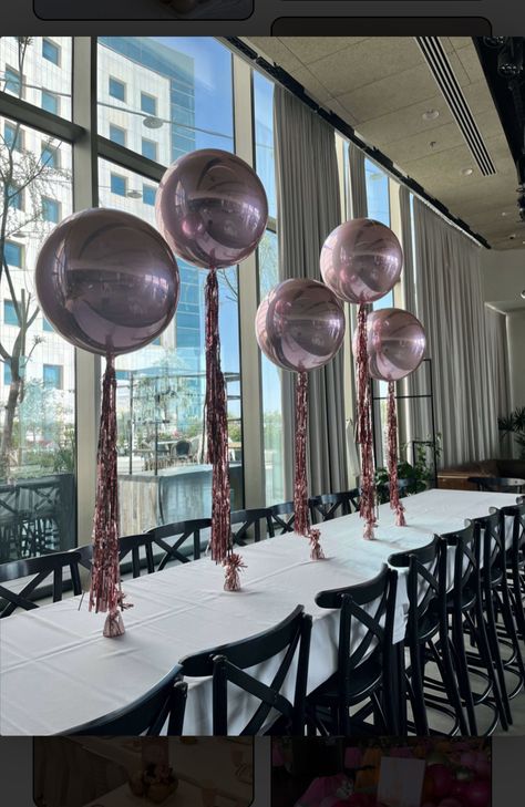 Dinner Table Balloon Decor, Disco Party Table Centerpieces, Party Entryway Decor, Balloon Tablescape, Ballon Table Centerpiece Diy, Tassel Balloon Centerpiece, Center Table Balloon Decor, Balloon Table Decoration, Table Balloon Decorations