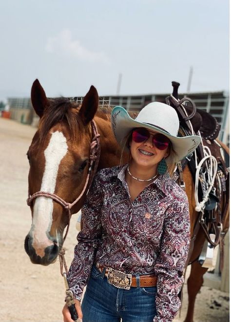 Barrel Racing Outfits For Women, Barrel Racer Outfit, Cowgirl Rodeo Outfits, Barrel Racing Outfits, Western Animals, Rodeo Fits, Barrel Horses, Western Show Clothes, Western Photoshoot