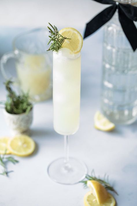 Lemon Ginger Cocktail - Perfect For Parties! Lemon Cocktail Recipes, Ginger Ale Cocktail, Happy Hour At Home, Light Ginger, Ginger Beer Cocktail, Ginger Cocktails, Light Cocktails, Lemon Cocktail, Kids Juice