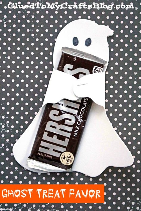 Turn inexpensive ghost shapes from Dollar Tree into Halloween party favors! Just staple at the hands and secure a candy bar in the center with a glue dot. Find more ideas in our ghost themed roundup! Handmade Halloween Treat Bags, Easy Halloween Party Favors, Halloween Candy Craft Ideas, Ghost Treats Halloween, Creative Candy Ideas, Boo Treats Ideas, Halloween Candy Bag Ideas Diy, Halloween Candy Ideas For School, Ghost Candy Holder