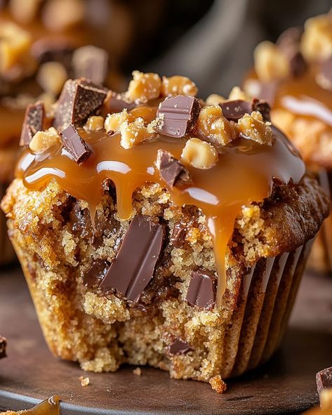 Caramel Scones Recipe, Apple Caramel Muffins, Chocolate Caramel Muffins, Caramel Muffins Recipes, Salted Caramel Muffins, Caramel Muffins, Chocolate Chunk Muffins, Salted Caramel Recipes, Salted Caramel Cupcakes