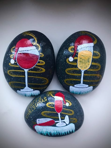 Rock Painting Christmas, Christmas Pebble, Painting With Friends, Random Painting, Christmas Rock Painting, Cat Rocks, Christmas Painted Rocks, Christmas Pebble Art, Cd Painting