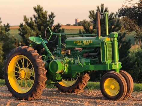 Cat Pillar, Old John Deere Tractors, John Deere Tractors Farms, Jd Tractors, Big Tractors, Country Summer, Old Farm Equipment, Ford Tractors, Antique Tractors