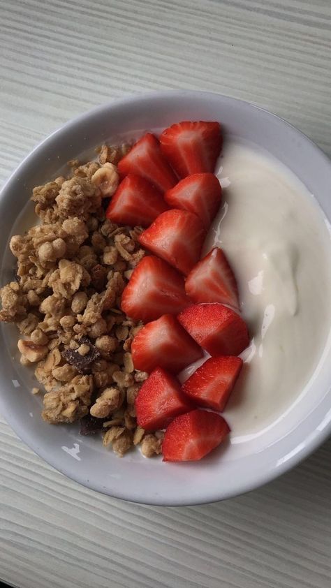 Protein Filled Breakfast, Yoghurt Bowl, Yogurt Granola, Healthy Food Dishes, Healthy Food Motivation, Healthy Lifestyle Food, Food Is Fuel, Food Obsession, A Pic