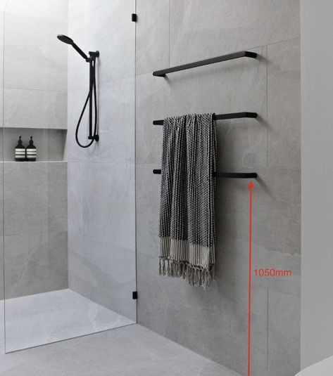 Shower Towel Rack Ideas, Trending Bathroom Colors, Toallero Ideas, Best Bathroom Paint Colors, Bathroom Towel Decor, Glass Shower Door, Restroom Decor, Toilet Design, Towel Rack Bathroom