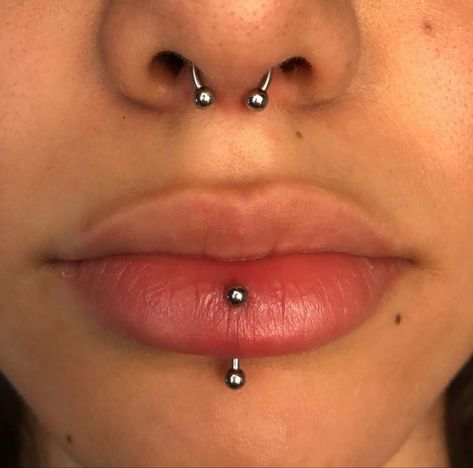 Vertical labret Pretty Lip Piercing, Different Types Of Face Piercings, Piercing Ideas Face Lip, Pretty Piercings Face, Lip Percinings, Face Piercings Ideas, Piercings Ideas Face, Unique Piercings Face, Lip Piercing Ideas