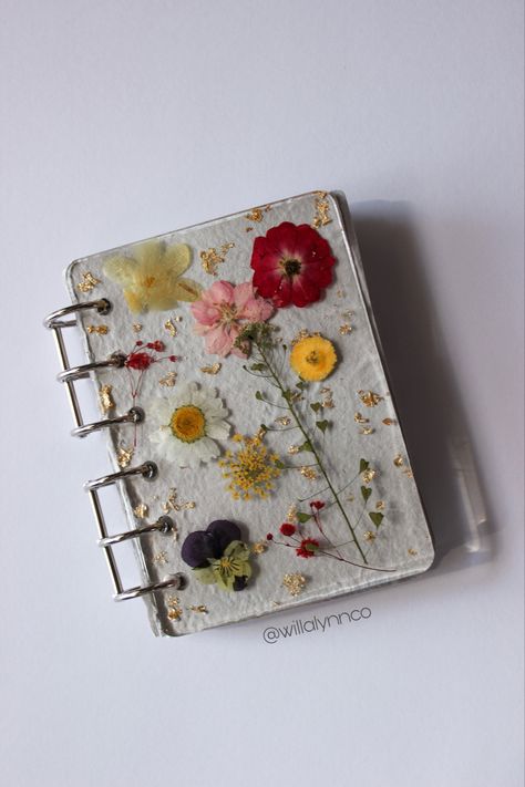 Beautiful Flowers Aesthetic, Handmade Paper Journal, Pressed Flowers Resin, Aesthetic Notebooks, Seni Resin, Dresses Art, Flower Notebook, Pressed Flower Crafts, Resin Crafts Tutorial