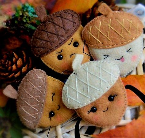 Fall Felt Crafts Diy Projects, Fall Felt Ornaments, Felt Thanksgiving Crafts, Felt Fall Crafts, Fall Felt Crafts, Fall Sewing Projects, Diy Felt Christmas Ornaments, Felted Acorns, Decoration Vitrine