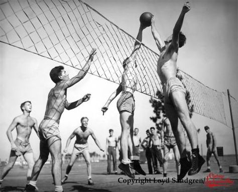 10 VINTAGE PHOTOGRAPHS OF VOLLEYBALL!  #Volleyball #BeachVolleyball #ThrowBack #TBT #History #Athletics #GrowTheGame #SoulOfBeachVolleyball History Of Volleyball, Volleyball Facts, Volleyball History, Volleyball Vibes, Vintage Volleyball, Early Photos, Draw People, Reference Pics, History Pictures