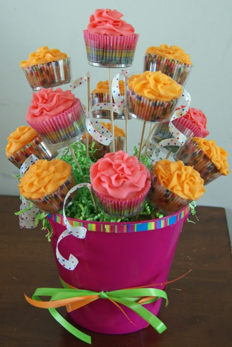 Cupcake bouquet! Cupcake Arrangement Ideas, Cupcake Bouquet Ideas, Mini Cupcake Bouquets, Cupcake Flower Pots, Cupcake Prices, Cupcake Arrangements, Edible Fruit Arrangements, Cupcake Flower Bouquets, Cake Bouquet