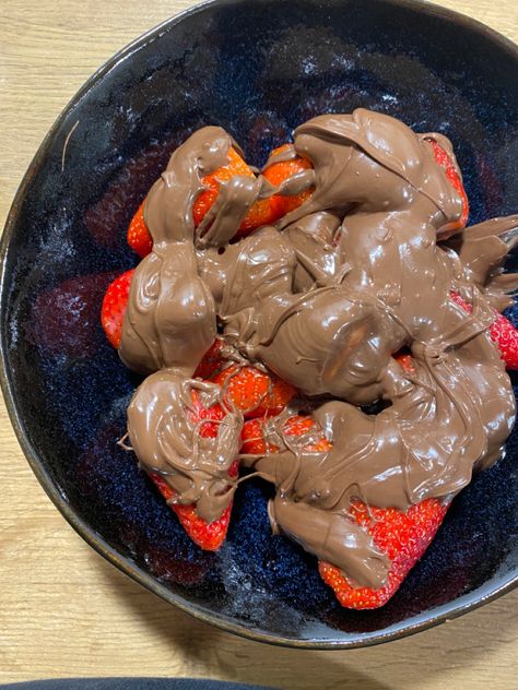 Bowl with strawberry fruit and nutella🤎 Nutella And Fruit, Strawberries And Nutella, Nutella Strawberries, Strawberry Nutella, Strawberry Bowl, Chocolate Bowl, Chocolate Covered Fruit, Chocolate Fruit, Strawberry Fruit