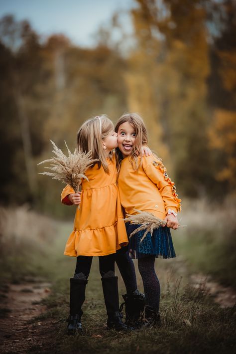 Twin Sisters Photoshoot Poses, Fall Pictures Sisters, Sisters Photoshoot Poses Kids, Sibling Fall Photoshoot, Twin Photoshoot Sisters, 2 Sisters Photography, Twin Sisters Photography, Two Sisters Photography, Photography Sisters