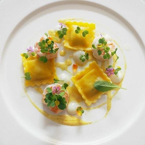 International Gourmet Food 🌎 on Instagram: “Ravioli Prawn| Prawns| Curry Cream 🍤😍🤤 ❤ Like if you are part of this team and tag your friends who are chefs 😉 ...........................…” Gourmet Pasta Plating, Prawn Ravioli, Prawns Curry, Michelin Food, Steak Dinner Sides, Gourmet Pasta, Food Plating Techniques, Gourmet Food Plating, Italian Gourmet