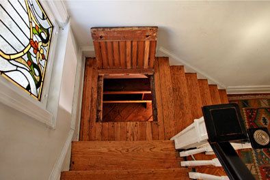 Nancy Drew/Prohibition Inspiration :) This is genius, because even if people hear a hollow sound walking on the stairs, it'll just register as the sound stairs make when they have a normal closet under them. Passage Ideas, Skjulte Rum, Hidden Staircase, City Houses, Secret Doors, Secret Passage, Trendy House, Panic Rooms, Secret Passages