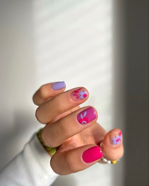 Floral nails with lavender and pink fuchsia colors Colorful Gel Manicure, Short Gel Nails Colorful, Mail Art Ideas For Short Nails, Retro Nail Art Short Nails, Gel Mani Short Nails Design, Spring Nail Art Short Nails, Nail Art Court, Nail Styles For Short Nails, Short Gel Manicure Design