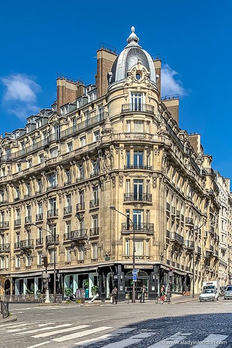 This historic building in the 8th arrondissement in Paris is beautiful. This guide to working in Paris will show you how to be a Parisian working girl. If you’re curious about Parisian working style or want to be a working girl in Paris, France, this is for you. #paris #france #work Paris France Architecture, Working In Paris, Where To Stay In Paris, Paris Buildings, France Architecture, Paris Landmarks, Paris Architecture, French Architecture, European Architecture