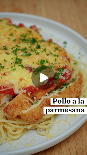 Los de ÑAM! on Instagram: "MILANESA DE POLLO a la parmesana🍝 🍗
•
Prepárense para darle a esa milanesa un upgrade de nivel mundial. Crujiente por fuera, jugosa por dentro y con una capa de queso que derrite corazones. Receta fácil, con pocos ingredientes y que puedes hacer directo en la Sartén Royal Prestige ®️ que te brinda una cocción más uniforme, con poca grasa, durabilidad y alta calidad 🍳🔥
•
INGREDIENTES:
Para la milanesa:
▪️2 pechugas de pollo. 
▪️1 cdta. ajo en polvo.
▪️Sal y pimienta.
▪️1/4 de taza de harina de trigo 
▪️1/4 de taza de pan rallado o panko. 
▪️3 huevos batidos 
▪️Aceite para freír. 
Para la salsa:
▪️2 tazas de salsa de tomates, salsa marinara o napolitana. 
▪️250 g. Queso mozarella. 
▪️250 g. Queso parmesano
Para la pasta: 
▪️250 g. de espagueti. 
▪️200 g. de cr Royal Prestige, Marinara, Pasta, On Instagram