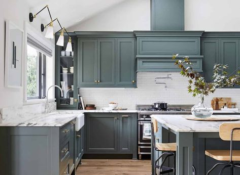 The Difference Grout Color Can Make To Your Tiles - Emily Henderson Classic Kitchen Cabinets, Top Kitchen Cabinets, Kitchen Cabinet Trends, Teal Kitchen, Painted Kitchen Cabinets Colors, Kitchen Wall Cabinets, Best Kitchen Cabinets, Kabinet Dapur, Green Kitchen Cabinets