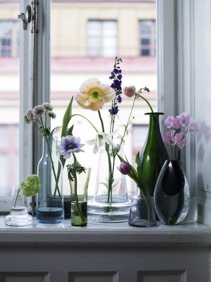 Flower Display, Simple Decor, Love Flowers, Cut Flowers, Window Sill, The Window, Pretty Flowers, Fresh Flowers, Purple Flowers