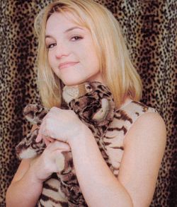 Britney Spears Shaved Head, Britney Spears 2000s, Britney Spears 1999, Celebrities With Cats, Britney Spears Gif, Britney Spears Photos, Britney Spears Pictures, Britney Jean, Closer Quotes Movie