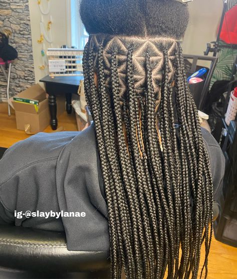 Knotless Braids With Triangles, Triangle Parting Pattern, Triangle Box Braids Parting Pattern, Knotless Braids Triangle Parts, Triangle Parts Knotless Braids, Triangle Part Box Braids, Yarn Braids Styles, Triangle Braids, Triangle Box Braids