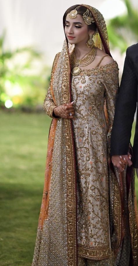 Valima bride wearing dr haroon Peshwas Pakistani Bridal, Dr Haroon Formals, Dr Haroon Bridal Dresses, Eid Wedding Dress With Dupatta, Pakistani Bride Dupatta Style, Shalima Bride Dress, Dr Haroon Bridal, Bridal Dresses 2022, Sana Safinaz Bridal