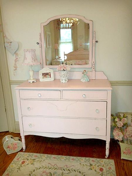 Love this pink antique dresser for my girls room. Antique Bedroom Set, Antique Chest Of Drawers, Dream House Aesthetic, Pink Dresser, Pink Antique, Pink Cottage, Shabby Chic Dresser, Furniture Rehab, Linen White