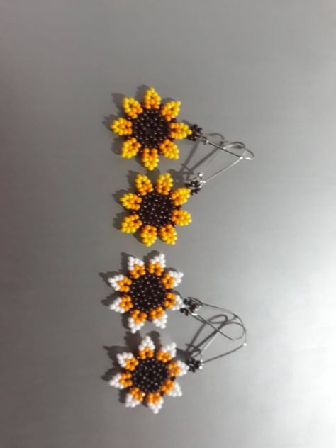 Brick Stitch Sunflower, Seed Bead Sunflower, Beaded Sunflower Earrings, Sunflower Beaded Earrings, Plastic Bead Crafts, Beaded Sunflower, Flower Beaded Earrings, Seed Beads Diy, Beaded Flowers Patterns