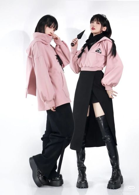 Character Design Outfits, 2 Person Pose Reference, Outfit Inspo Korean, Pink Black Outfit, Person Pose, Alt Aesthetic, Outfit Elegantes, Clothes Streetwear, Female Pose Reference