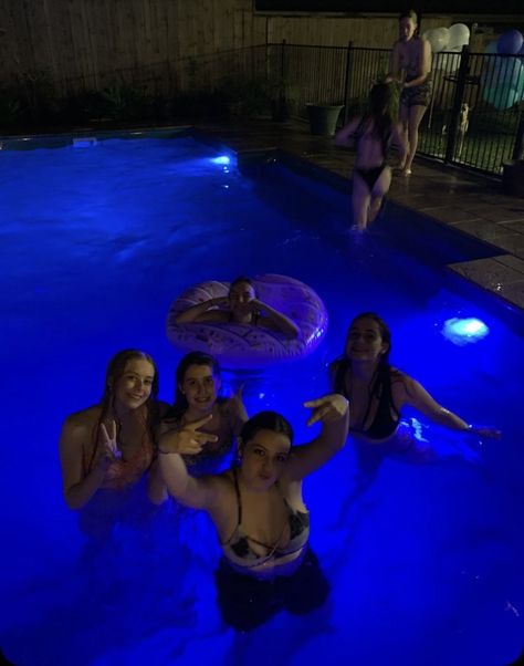 summer activitiesnight swimnight aestheticfriendspoolsummer Preppy Summer Activities, Swimming With Friends Aesthetic, Night Swimming With Friends, Pool With Friends Aesthetic, Late Night Swim Aesthetic, Night Swimming Aesthetic Pool, Night Pool Party Aesthetic, Outdoor Party Aesthetic, Night Swim Aesthetic