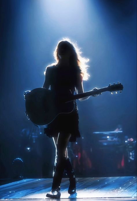 Taylor Swift Fotos, Taylor Swift Singing, Famous Lifestyle, Greek Tragedy, Taylor Swift Speak Now, Dream Music, Band Kid, Taylor Swift Fearless, Concert Aesthetic