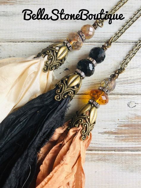 Sari Silk Necklace, Beaded Tassels Diy, Sari Silk Jewelry, Collar Hippie, Silk Tassel Necklace, Tassel Crafts, Fiber Art Jewelry, Silk Necklace, Silk Jewelry