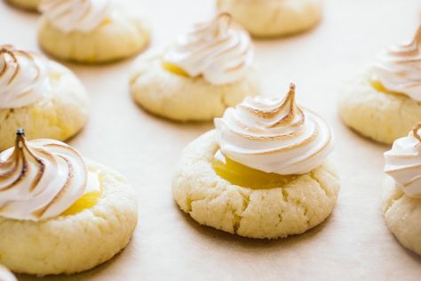 Lemon Meringue Thumbprint Cookies Fabulous Desserts, Baker's Rack, Thumbprint Cookies Recipe, Food Christmas, Christmas Boxes, Thumb Prints, Filled Cookies, Ideas Videos, Lemon Meringue Pie