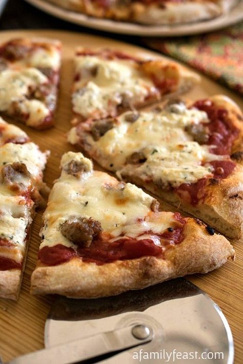 Sausage and Ricotta Pizza - This pizza is so simple and so addictively good! Inspired by the Sporkie Pizza at Bertucci's. Ricotta Pizza, Perfect Pizza Dough, Pizza Calzone, Sausage Pizza, Calzone Pizza, Brick Oven Pizza, Flatbread Pizza, Family Feast, Pizza Pie